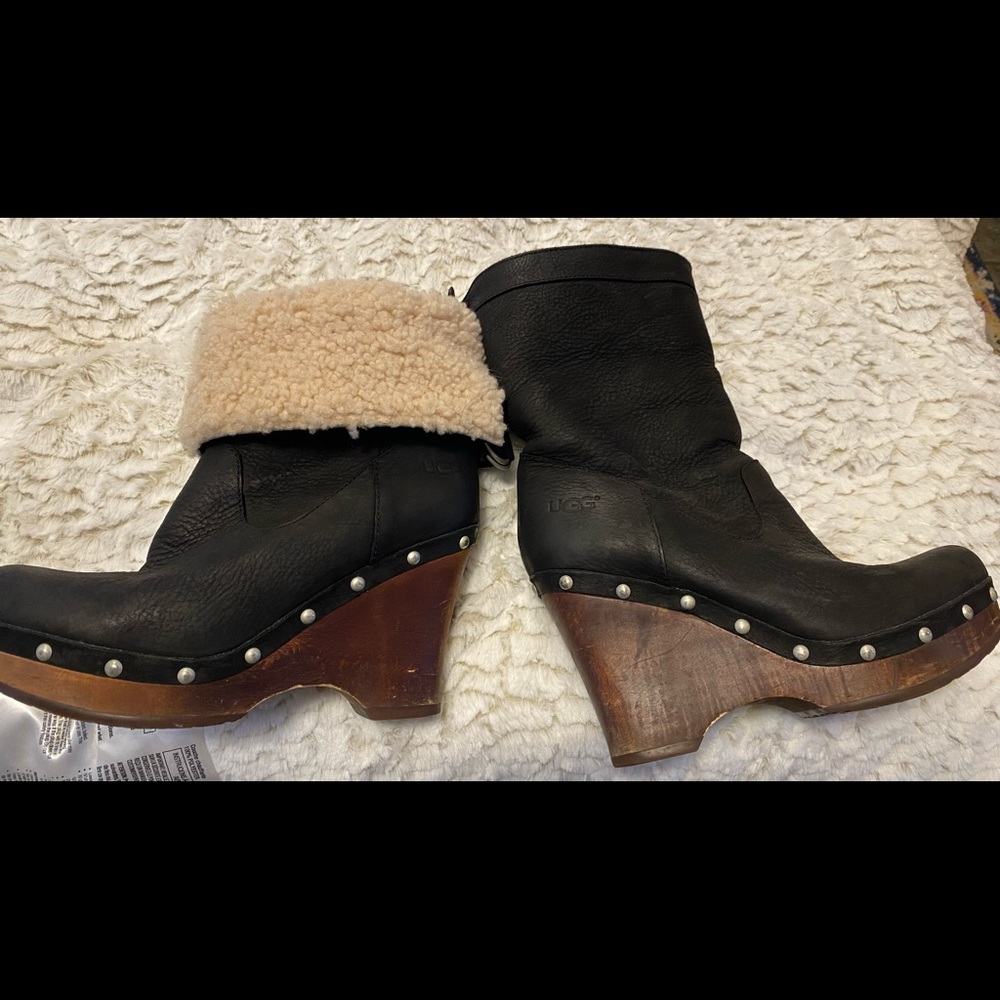 UGG Carnagie Clog Boot Black Leather Sheepskin Studs Size 7